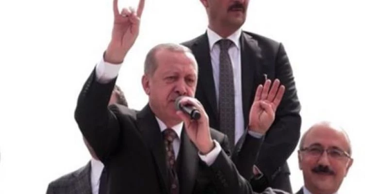 «Γκρίζος Λύκος» ο Ερντογάν: Ύψωσε το χέρι σχηματίζοντας το σήμα των εθνικιστών (βίντεο)